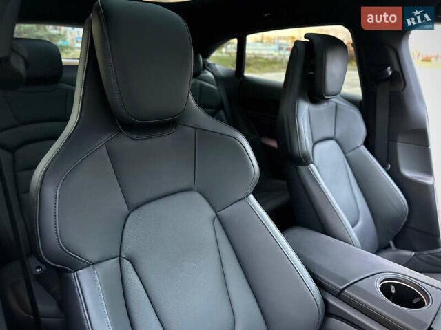 Белый Порше Тайкан, объемом двигателя 0 л и пробегом 33 тыс. км за 75500 $, фото 56 на Automoto.ua