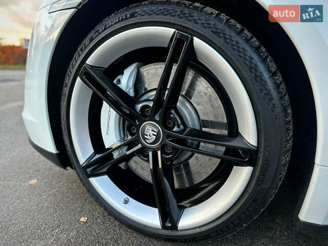Белый Порше Тайкан, объемом двигателя 0 л и пробегом 33 тыс. км за 75500 $, фото 12 на Automoto.ua