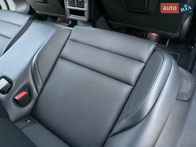 Белый Порше Тайкан, объемом двигателя 0 л и пробегом 33 тыс. км за 75500 $, фото 67 на Automoto.ua