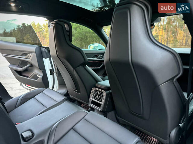 Белый Порше Тайкан, объемом двигателя 0 л и пробегом 33 тыс. км за 75500 $, фото 79 на Automoto.ua