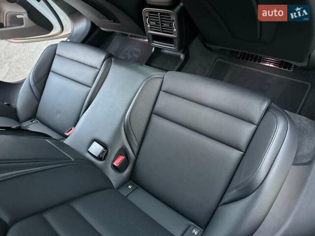 Белый Порше Тайкан, объемом двигателя 0 л и пробегом 33 тыс. км за 75500 $, фото 72 на Automoto.ua