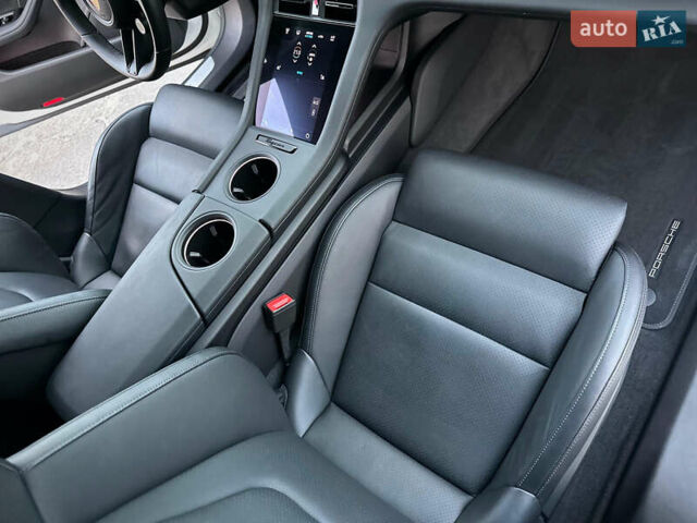 Белый Порше Тайкан, объемом двигателя 0 л и пробегом 33 тыс. км за 75500 $, фото 52 на Automoto.ua