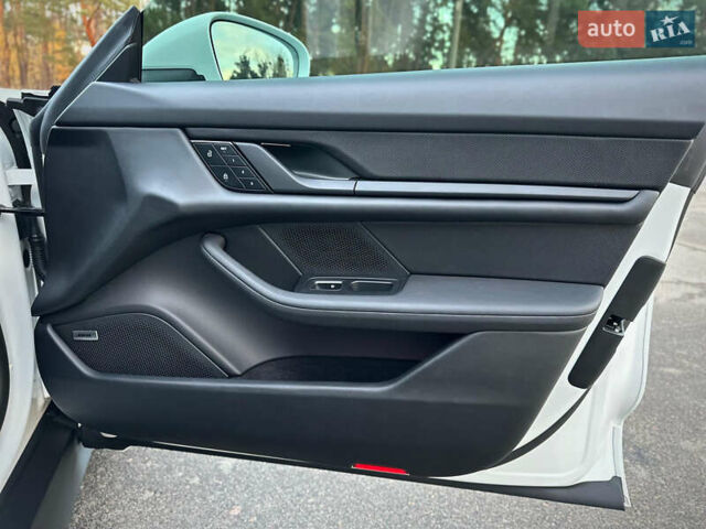 Белый Порше Тайкан, объемом двигателя 0 л и пробегом 33 тыс. км за 75500 $, фото 59 на Automoto.ua