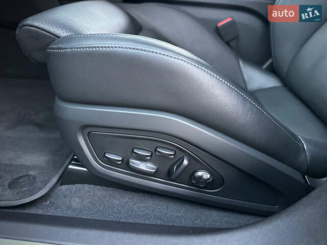 Белый Порше Тайкан, объемом двигателя 0 л и пробегом 33 тыс. км за 75500 $, фото 45 на Automoto.ua