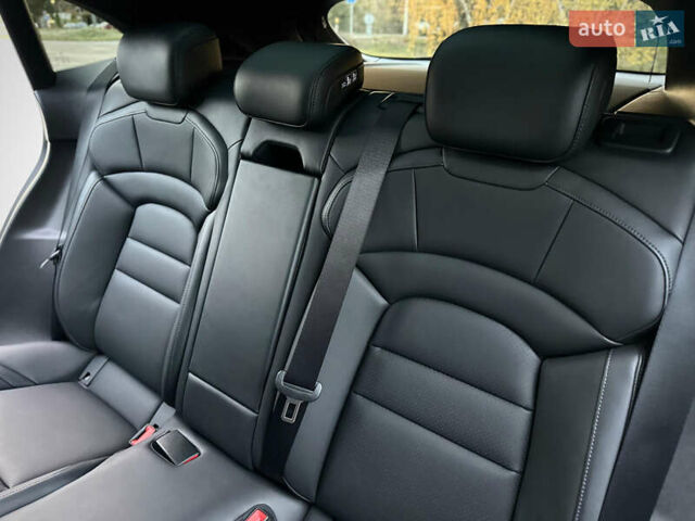 Белый Порше Тайкан, объемом двигателя 0 л и пробегом 33 тыс. км за 75500 $, фото 69 на Automoto.ua