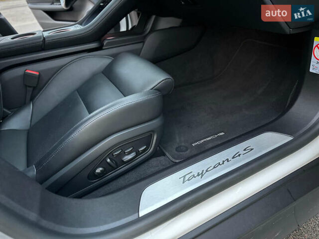 Белый Порше Тайкан, объемом двигателя 0 л и пробегом 33 тыс. км за 75500 $, фото 57 на Automoto.ua