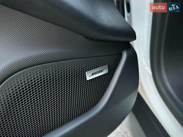 Белый Порше Тайкан, объемом двигателя 0 л и пробегом 33 тыс. км за 75500 $, фото 42 на Automoto.ua