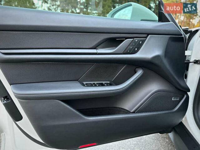 Белый Порше Тайкан, объемом двигателя 0 л и пробегом 33 тыс. км за 75500 $, фото 50 на Automoto.ua