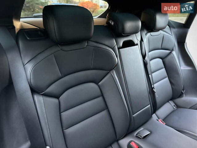 Белый Порше Тайкан, объемом двигателя 0 л и пробегом 33 тыс. км за 75500 $, фото 77 на Automoto.ua