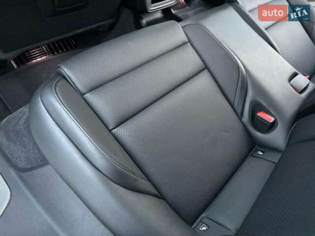 Белый Порше Тайкан, объемом двигателя 0 л и пробегом 33 тыс. км за 75500 $, фото 65 на Automoto.ua