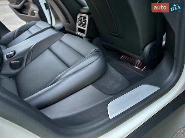 Белый Порше Тайкан, объемом двигателя 0 л и пробегом 33 тыс. км за 75500 $, фото 78 на Automoto.ua