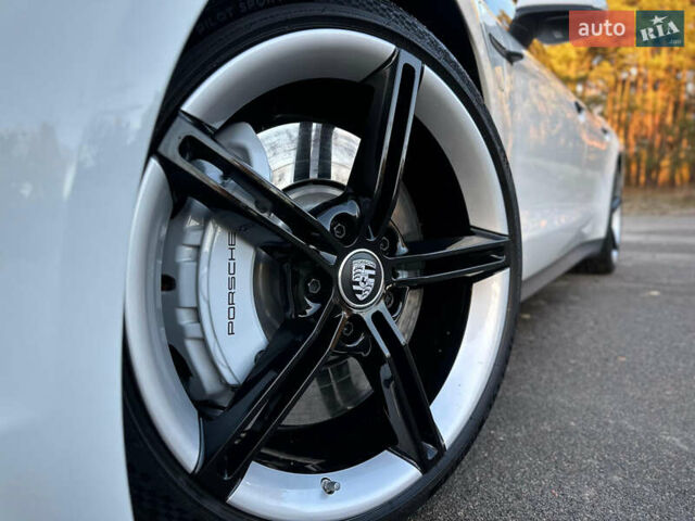 Белый Порше Тайкан, объемом двигателя 0 л и пробегом 33 тыс. км за 75500 $, фото 15 на Automoto.ua