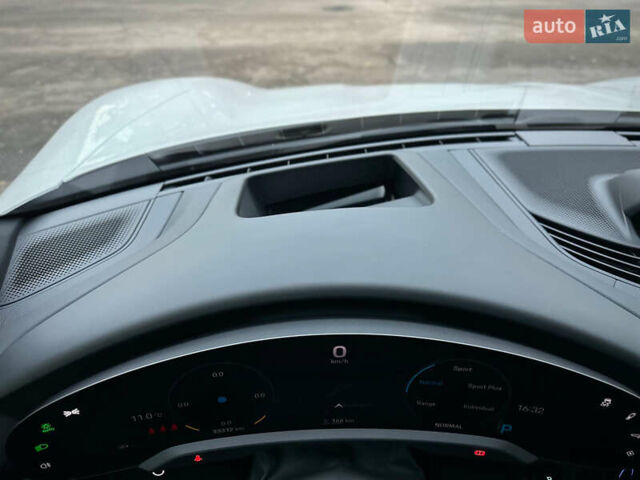 Белый Порше Тайкан, объемом двигателя 0 л и пробегом 33 тыс. км за 75500 $, фото 90 на Automoto.ua