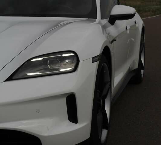 Белый Порше Тайкан, объемом двигателя 0 л и пробегом 8 тыс. км за 82800 $, фото 4 на Automoto.ua