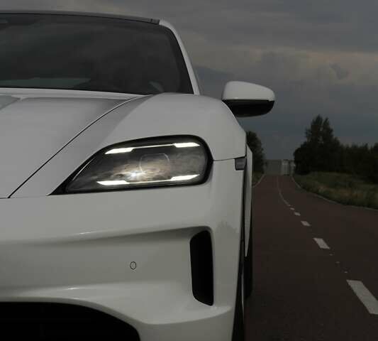 Белый Порше Тайкан, объемом двигателя 0 л и пробегом 8 тыс. км за 82800 $, фото 26 на Automoto.ua