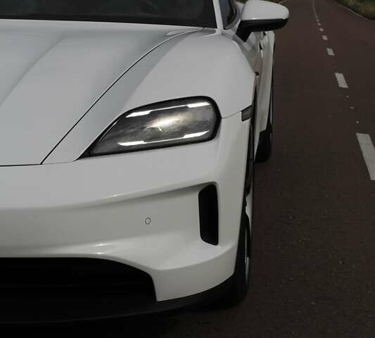 Белый Порше Тайкан, объемом двигателя 0 л и пробегом 8 тыс. км за 82800 $, фото 27 на Automoto.ua