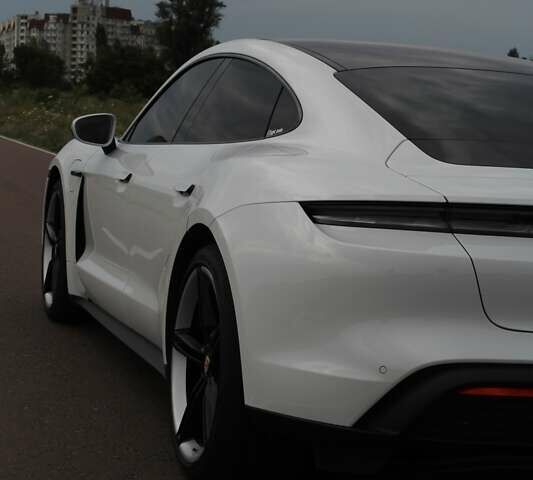 Белый Порше Тайкан, объемом двигателя 0 л и пробегом 8 тыс. км за 82800 $, фото 17 на Automoto.ua