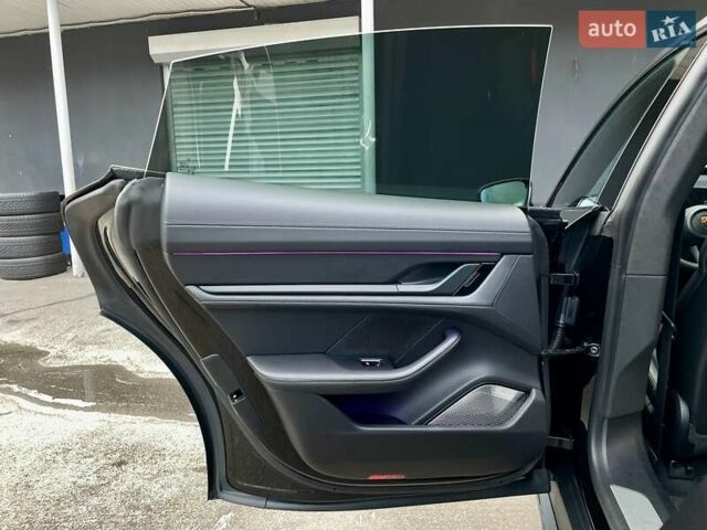 Черный Порше Тайкан, объемом двигателя 0 л и пробегом 59 тыс. км за 79900 $, фото 45 на Automoto.ua