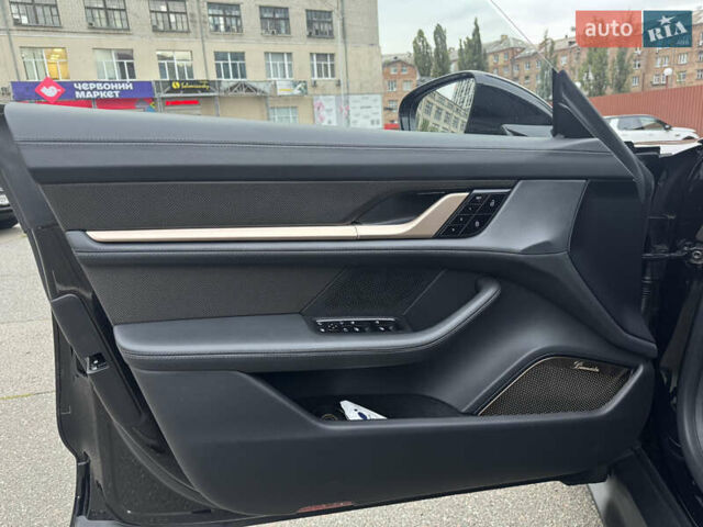 Черный Порше Тайкан, объемом двигателя 0 л и пробегом 28 тыс. км за 85000 $, фото 31 на Automoto.ua