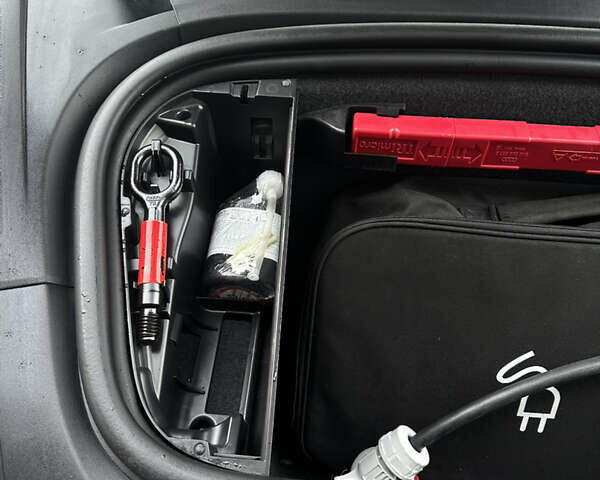 Черный Порше Тайкан, объемом двигателя 0 л и пробегом 84 тыс. км за 65000 $, фото 11 на Automoto.ua