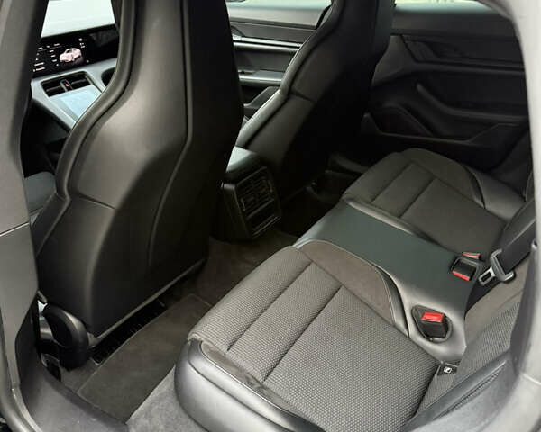 Черный Порше Тайкан, объемом двигателя 0 л и пробегом 63 тыс. км за 49000 $, фото 12 на Automoto.ua