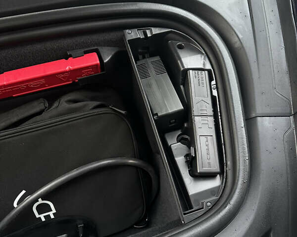 Черный Порше Тайкан, объемом двигателя 0 л и пробегом 84 тыс. км за 65000 $, фото 10 на Automoto.ua