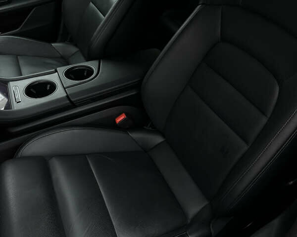 Черный Порше Тайкан, объемом двигателя 0 л и пробегом 84 тыс. км за 65000 $, фото 16 на Automoto.ua