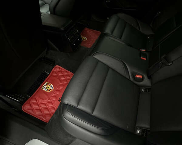 Черный Порше Тайкан, объемом двигателя 0 л и пробегом 84 тыс. км за 65000 $, фото 17 на Automoto.ua