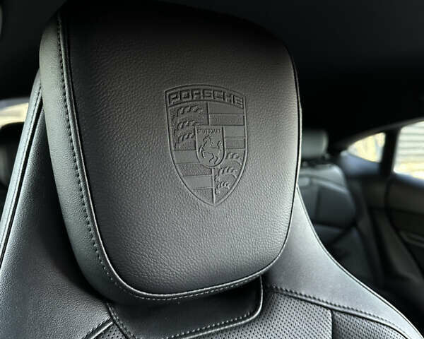 Черный Порше Тайкан, объемом двигателя 0 л и пробегом 84 тыс. км за 65000 $, фото 18 на Automoto.ua