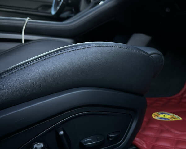 Черный Порше Тайкан, объемом двигателя 0 л и пробегом 84 тыс. км за 65000 $, фото 26 на Automoto.ua