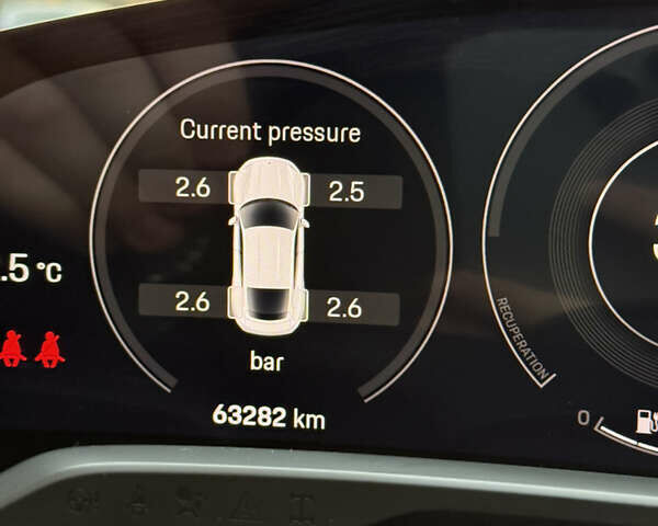 Черный Порше Тайкан, объемом двигателя 0 л и пробегом 63 тыс. км за 49000 $, фото 22 на Automoto.ua