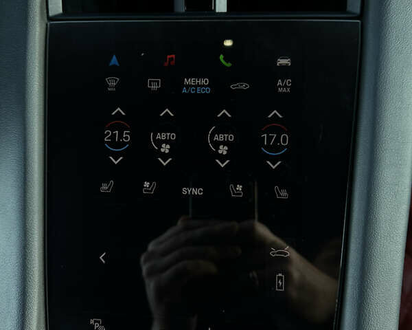 Черный Порше Тайкан, объемом двигателя 0 л и пробегом 84 тыс. км за 65000 $, фото 25 на Automoto.ua