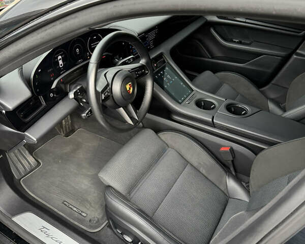 Черный Порше Тайкан, объемом двигателя 0 л и пробегом 60 тыс. км за 53300 $, фото 12 на Automoto.ua
