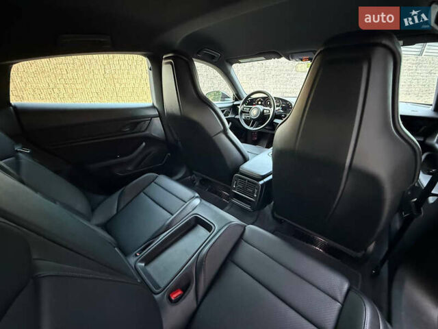 Черный Порше Тайкан, объемом двигателя 0 л и пробегом 34 тыс. км за 52000 $, фото 8 на Automoto.ua