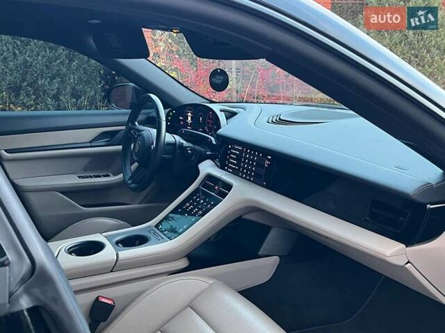 Черный Порше Тайкан, объемом двигателя 0 л и пробегом 41 тыс. км за 49980 $, фото 20 на Automoto.ua