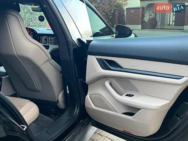 Черный Порше Тайкан, объемом двигателя 0 л и пробегом 41 тыс. км за 49980 $, фото 16 на Automoto.ua