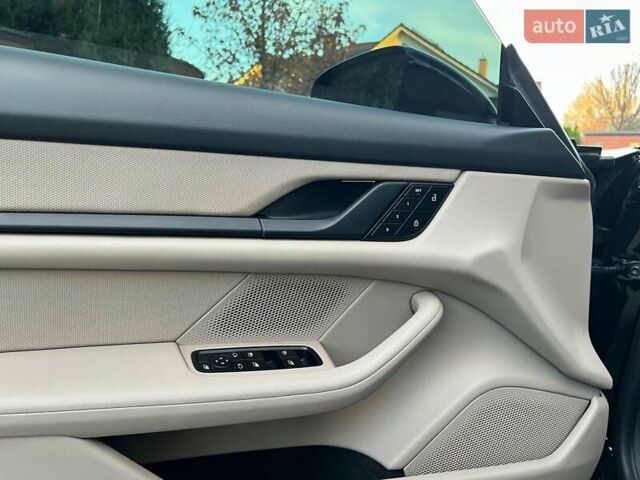 Черный Порше Тайкан, объемом двигателя 0 л и пробегом 41 тыс. км за 49980 $, фото 26 на Automoto.ua