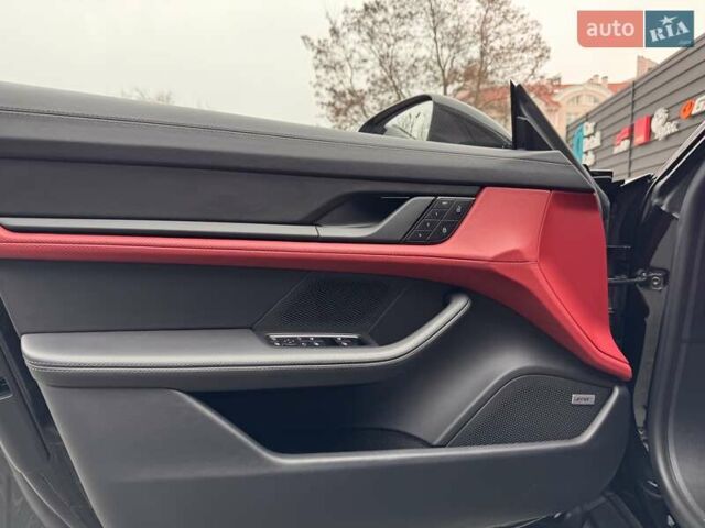 Черный Порше Тайкан, объемом двигателя 0 л и пробегом 20 тыс. км за 129900 $, фото 11 на Automoto.ua