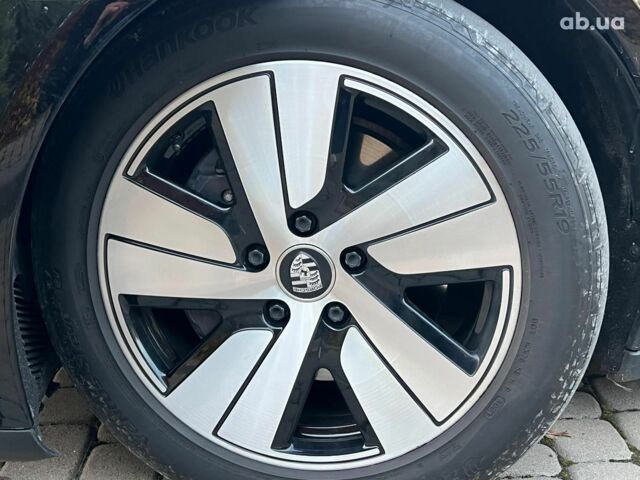 Черный Порше Тайкан, объемом двигателя 0 л и пробегом 41 тыс. км за 49980 $, фото 6 на Automoto.ua