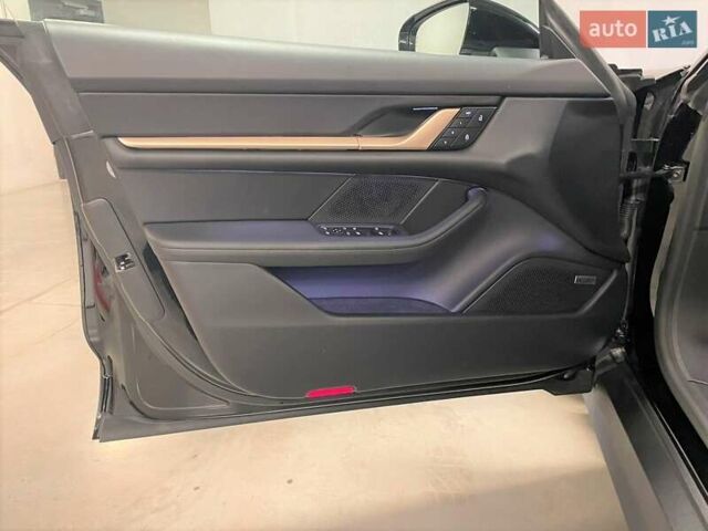 Черный Порше Тайкан, объемом двигателя 0 л и пробегом 43 тыс. км за 70000 $, фото 13 на Automoto.ua