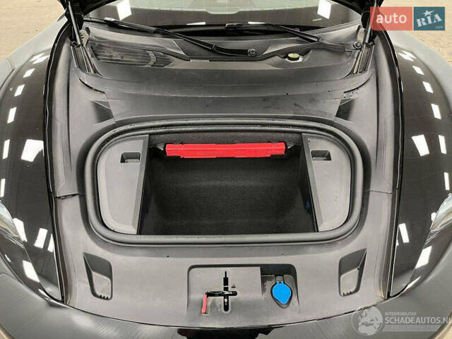 Черный Порше Тайкан, объемом двигателя 0 л и пробегом 32 тыс. км за 88000 $, фото 8 на Automoto.ua