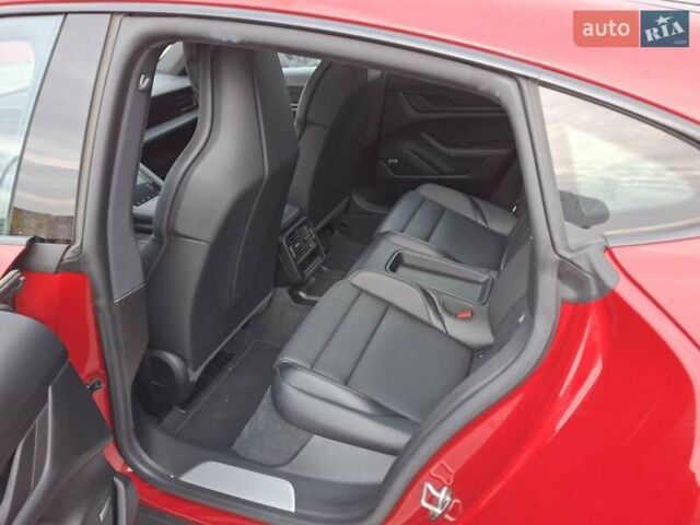 Красный Порше Тайкан, объемом двигателя 0 л и пробегом 32 тыс. км за 45000 $, фото 8 на Automoto.ua