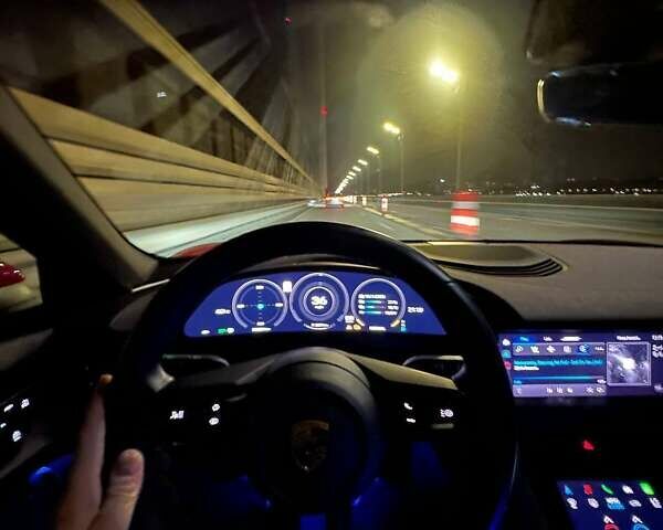 Красный Порше Тайкан, объемом двигателя 0 л и пробегом 32 тыс. км за 45000 $, фото 1 на Automoto.ua