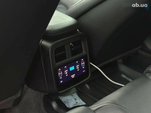 Порше Тайкан, объемом двигателя 0 л и пробегом 69 тыс. км за 52000 $, фото 19 на Automoto.ua