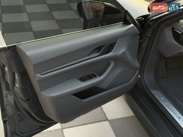 Серый Порше Тайкан, объемом двигателя 0 л и пробегом 129 тыс. км за 53500 $, фото 49 на Automoto.ua