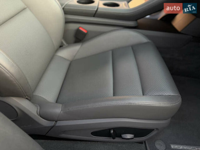 Серый Порше Тайкан, объемом двигателя 0 л и пробегом 129 тыс. км за 53500 $, фото 68 на Automoto.ua