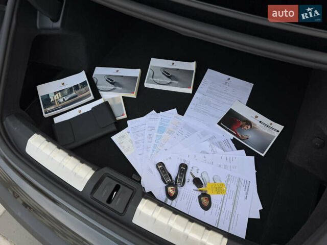 Серый Порше Тайкан, объемом двигателя 0 л и пробегом 129 тыс. км за 53500 $, фото 97 на Automoto.ua