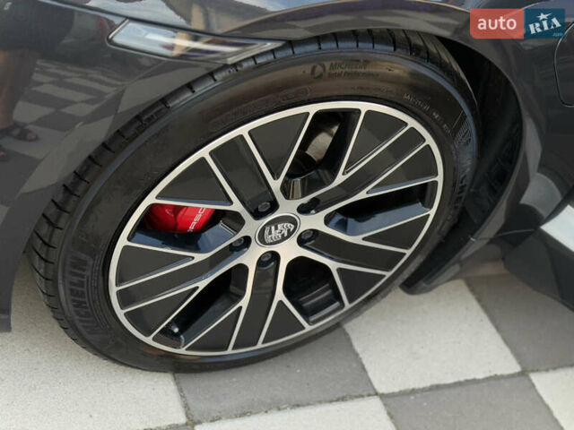 Серый Порше Тайкан, объемом двигателя 0 л и пробегом 129 тыс. км за 53500 $, фото 47 на Automoto.ua