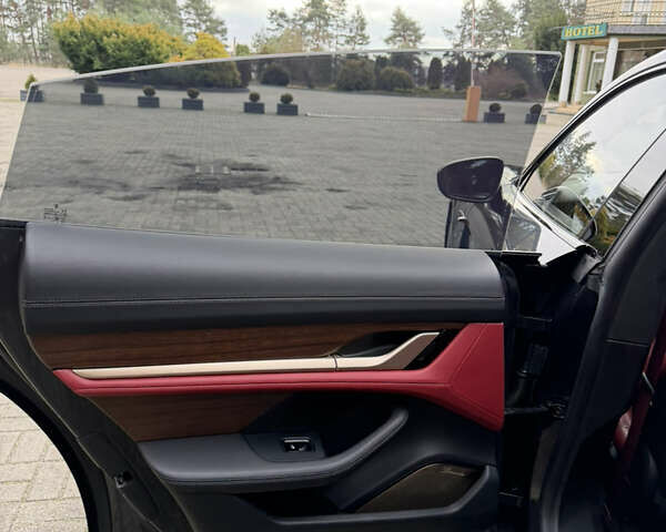 Сірий Порше Тайкан, об'ємом двигуна 0 л та пробігом 147 тис. км за 69890 $, фото 42 на Automoto.ua