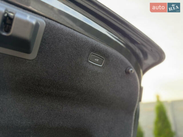 Серый Порше Тайкан, объемом двигателя 0 л и пробегом 129 тыс. км за 53500 $, фото 44 на Automoto.ua